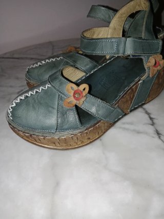 Sandalias cuña flor azul