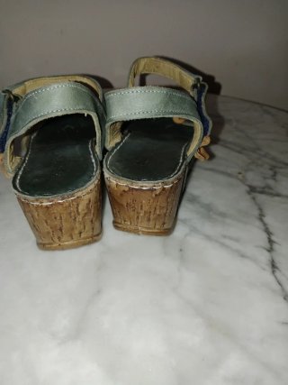 Sandalias cuña flor azul