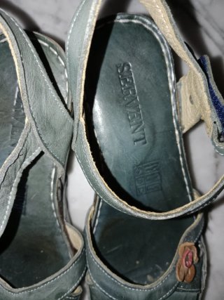 Sandalias cuña flor azul