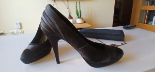 Zapatos de tacón y bolso de fiesta