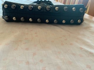Bolso Zara negro con tachuelas plateadas
