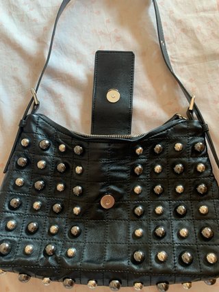 Bolso Zara negro con tachuelas plateadas