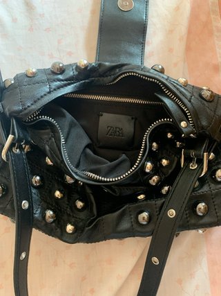 Bolso Zara negro con tachuelas plateadas