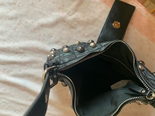 Bolso Zara negro con tachuelas plateadas