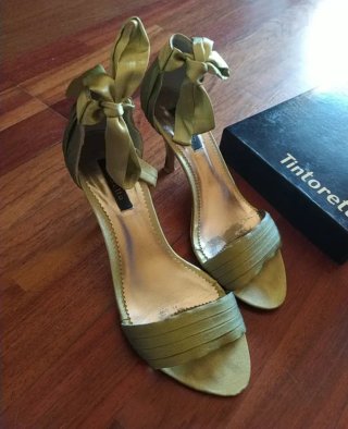 Zapatos de tacón dorados y verdes Talla 38