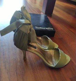 Zapatos de tacón dorados y verdes Talla 38