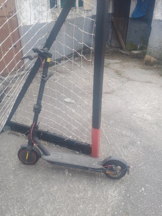Patinete Xiaomi y su cargador