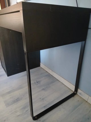 Scrivania IKEA MICKE con cassetti e armadio