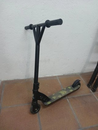 Patinete infantil negro y verde