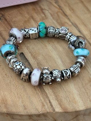Pulsera Pandora completa y joyero con + charms