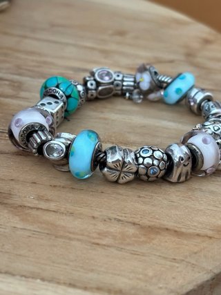 Pulsera Pandora completa y joyero con + charms