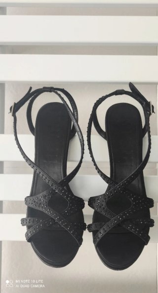 Sandalias tacón negras con pedrería