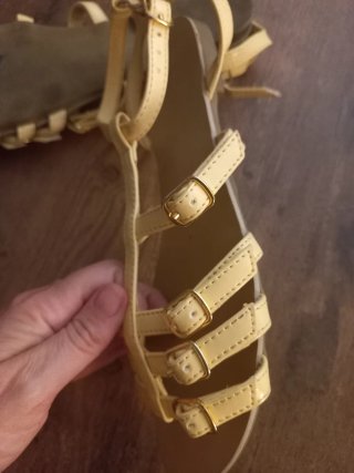 Sandalias romanas amarillas n37 como nuevas