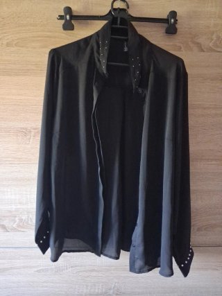 Blusa negra con pedrería
