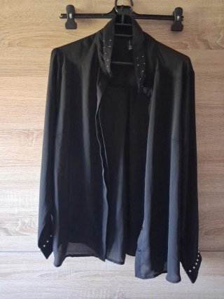 Blusa negra con pedrería