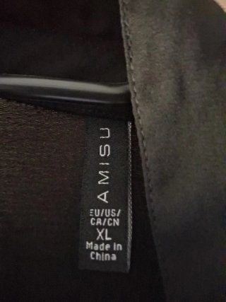 Blusa negra con pedrería
