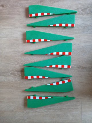 Piezas Scalextric verdes con bandas rojas y blanca