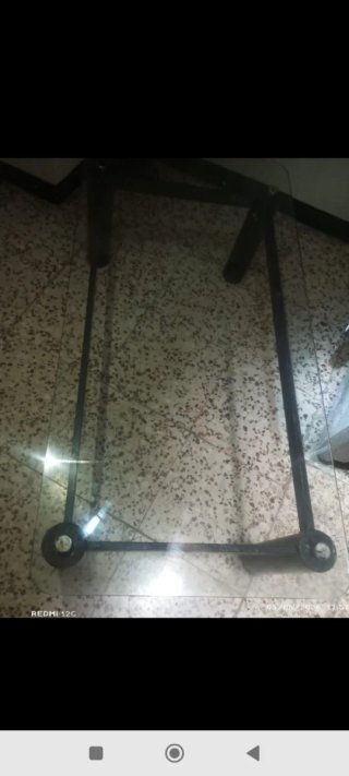 Mesa de cristal y metal