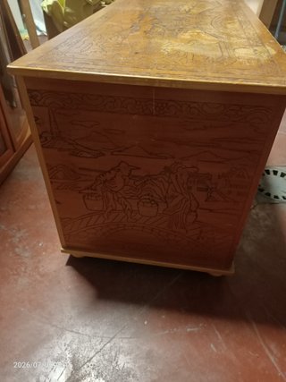 Baúl de madera tallado