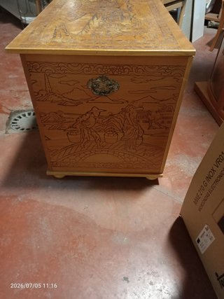 Baúl de madera tallado