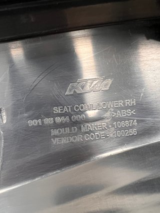 Tapa lateral KTM Duke 125