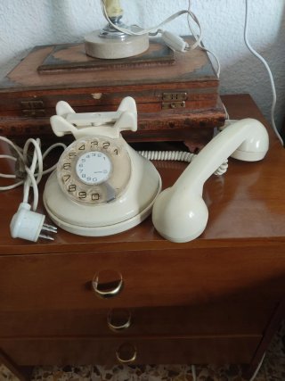 Teléfono antiguo Iskra Kranj baquelita blanco