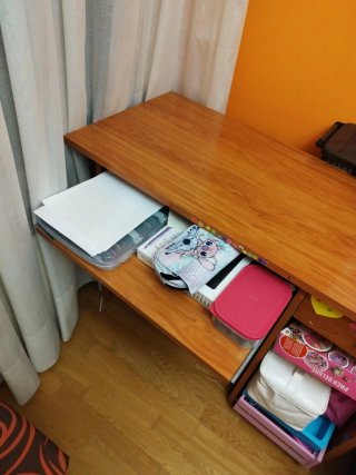 Escritorio de madera.