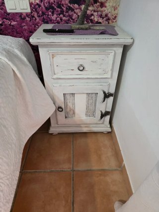 Cómoda blanca y 2 mesitas de noche