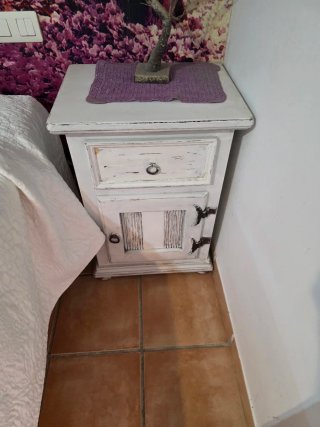 Cómoda blanca y 2 mesitas de noche