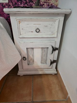 Cómoda blanca y 2 mesitas de noche