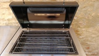 Barbacoa IKEA con mesa auxiliar, nueva a estrenar.