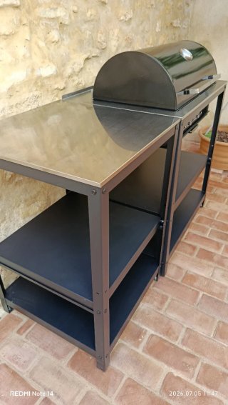 Barbacoa IKEA con mesa auxiliar, nueva a estrenar.