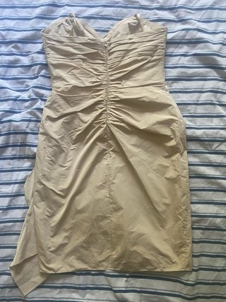 Vestido beige de fiesta con pedrería