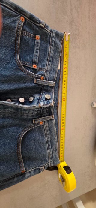 Falda vaquera Levi's. Talla 30. Usada 2/3 veces