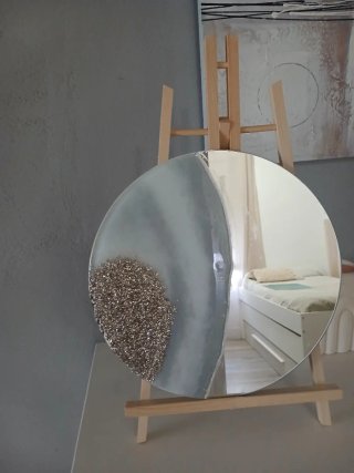 Espejo de diseño con resina plateada y blanca