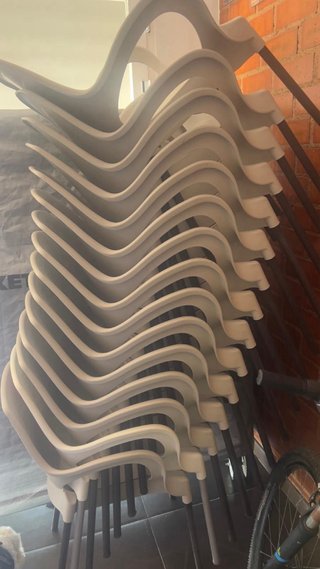 Sillas de plástico y metal blancas