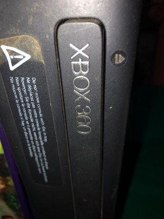 Xbox 360 con 2 mandos y 2 juegos