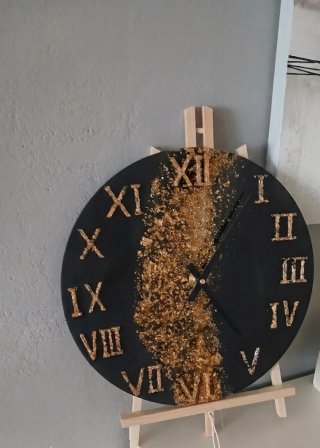 Reloj de Resina Negro y Dorado