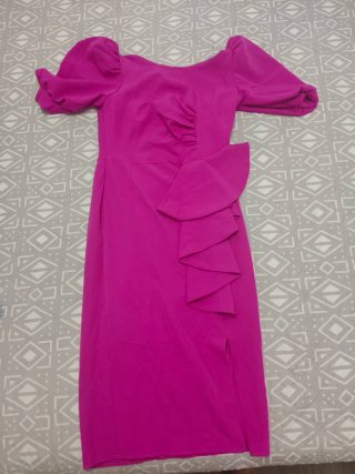 Vestido fucsia con volantes.