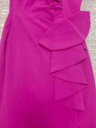 Vestido fucsia con volantes.