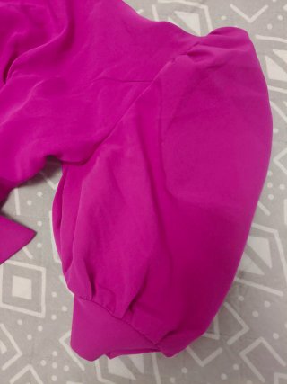 Vestido fucsia con volantes.