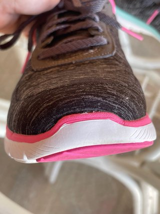 Zapatillas deportivas grises y rosas