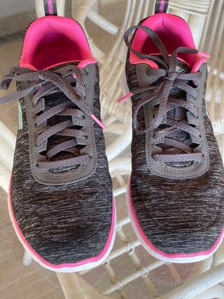 Zapatillas deportivas grises y rosas