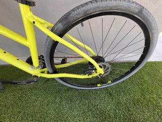 Bicicleta Híbrida Amarilla