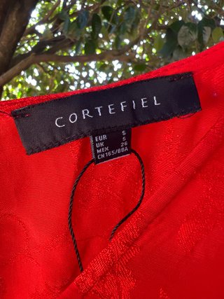 Mono rojo elegante