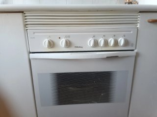 Placa inducción, horno, fregadero y encimeras