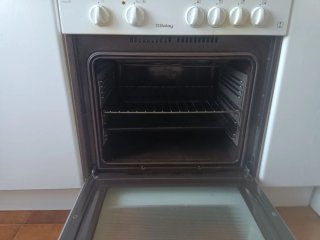 Placa inducción, horno, fregadero y encimeras