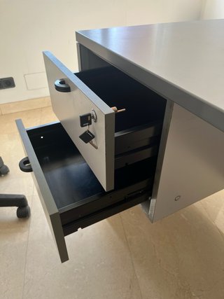 Mesa de oficina con cajonera y llave
