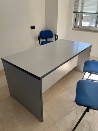 Mesa de oficina con cajonera y llave