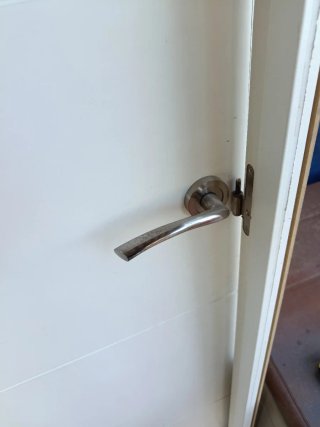 Puertas interiores de madera lisa y con cristal